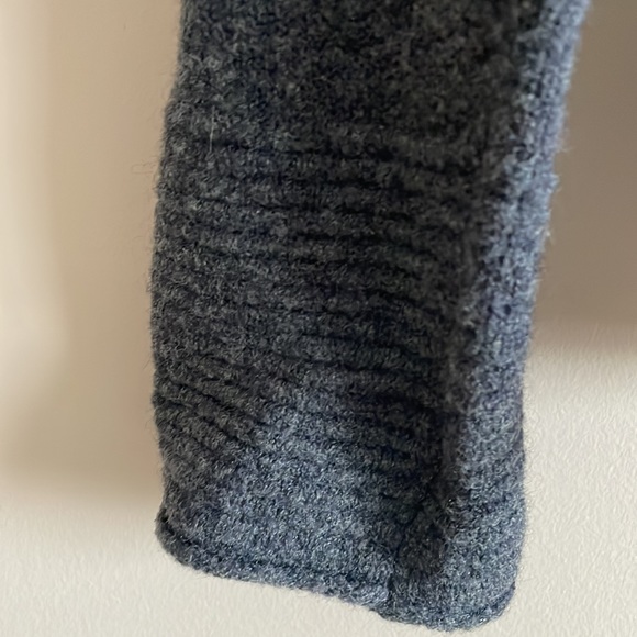 Banana Republic Grey ladies long sleeve sweater. - Picture 4 of 7